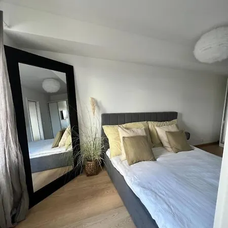 Airport 10mins With Free Parking Leilighet